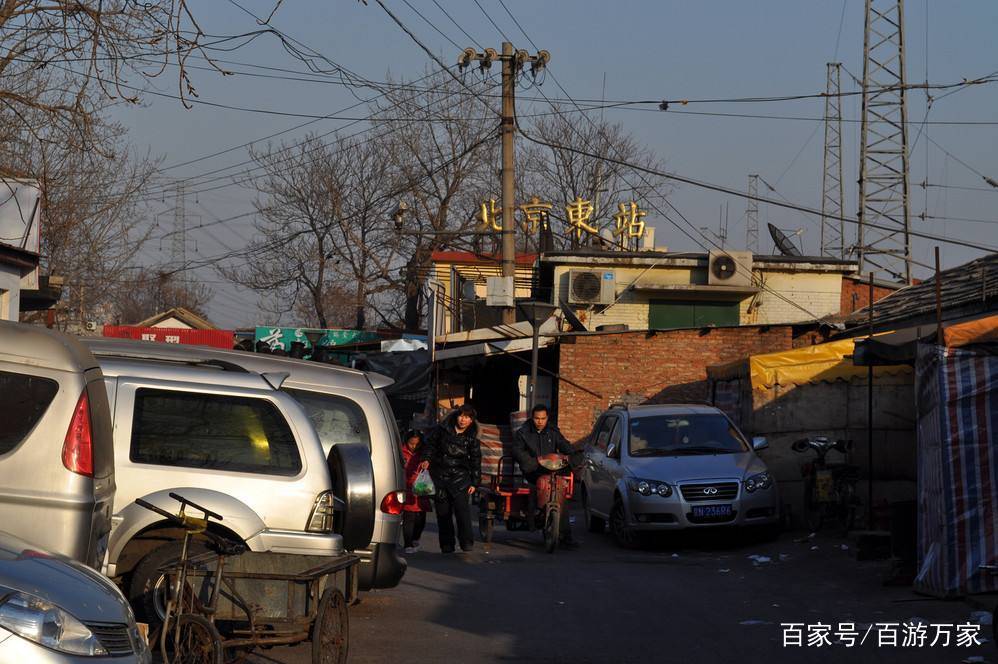 北京最“埋汰”的火车站，犹如城中村一般，网友：首都也这么寒酸