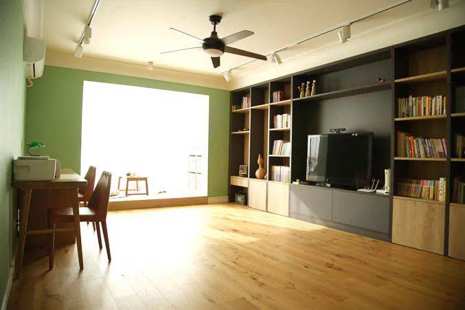 电视墙以定制电视柜 书架的组合设计,对称的设计,显得优雅实用而