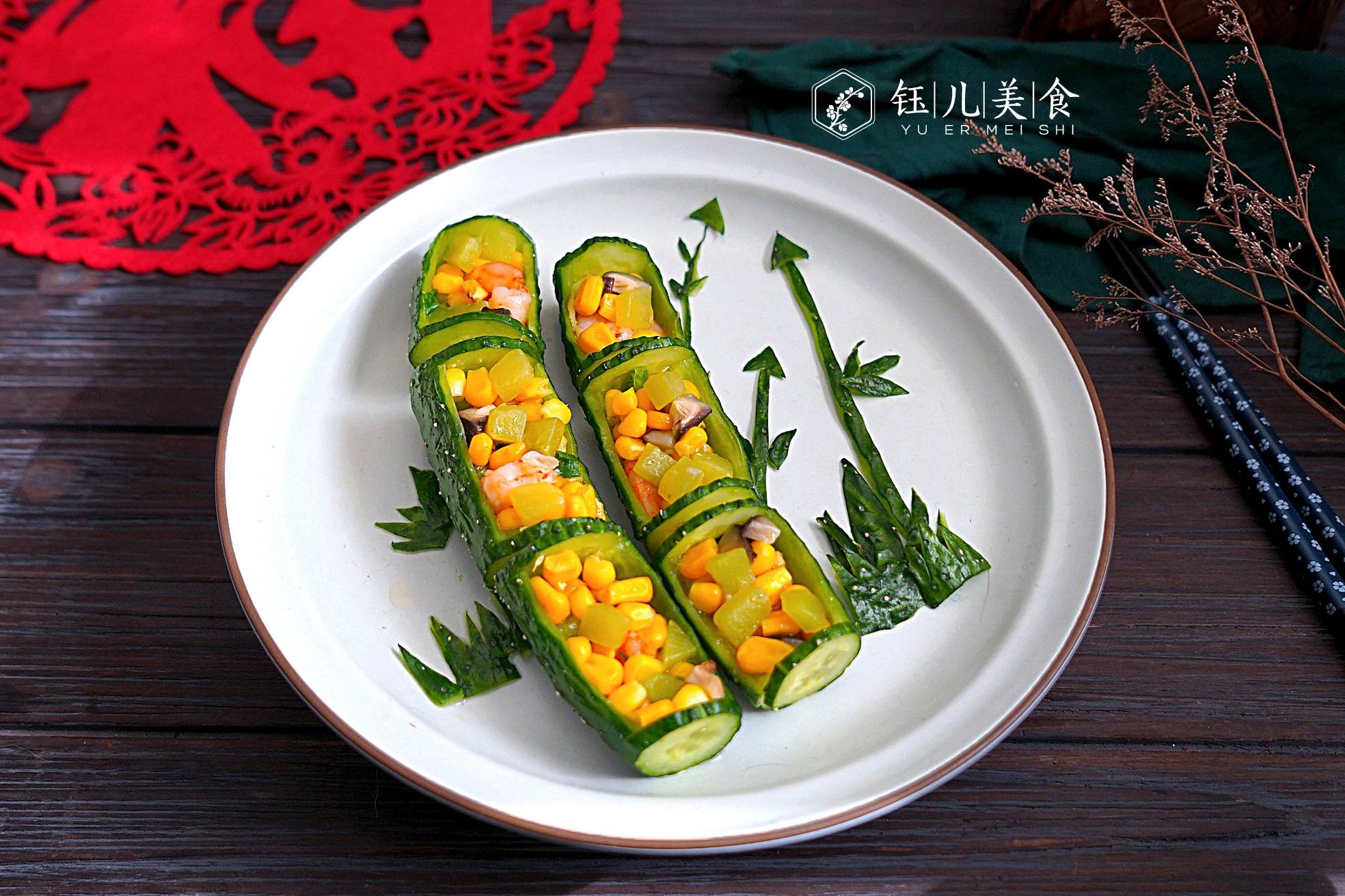 年夜饭,菜肴配上黄瓜雕刻,立马高大上,有竹报平安的美好寓意