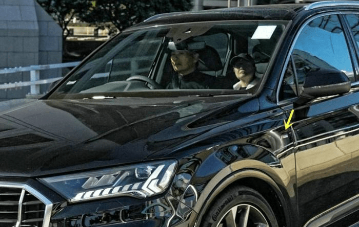 周润发自驾新车被偶遇,相对他的身家来说,这车不算高调吧?