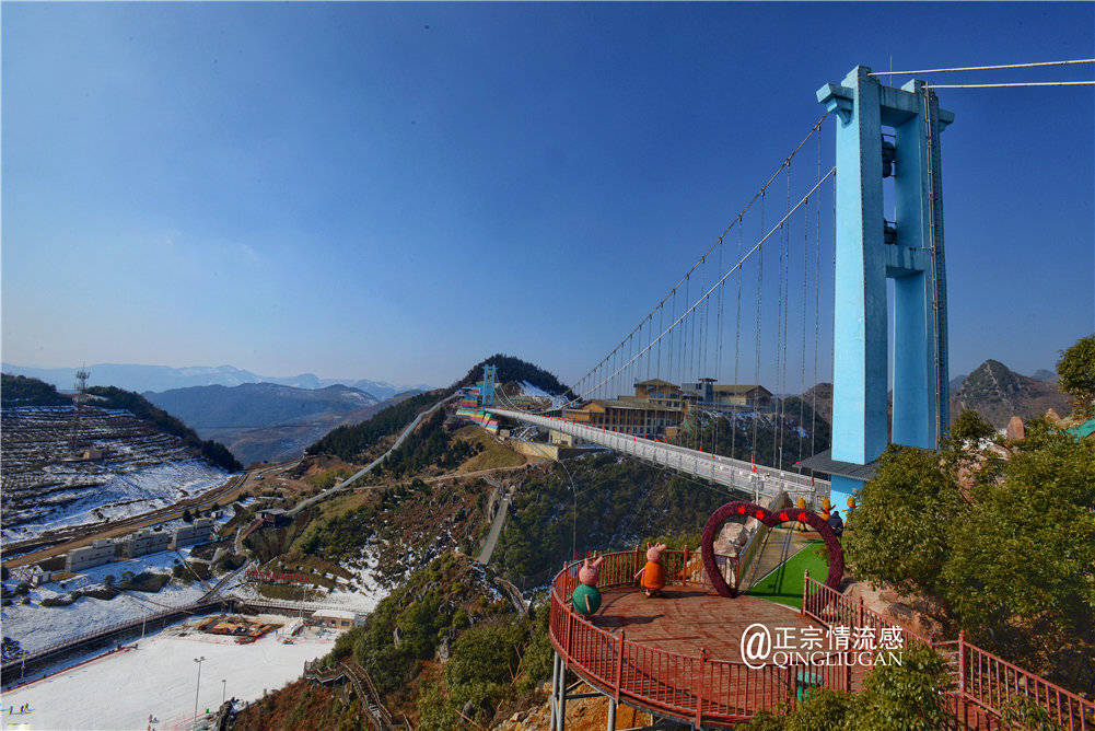 当然,梅花山景区里除了世界第一的索道,还有玻璃桥栈道,玻璃滑道,彩虹