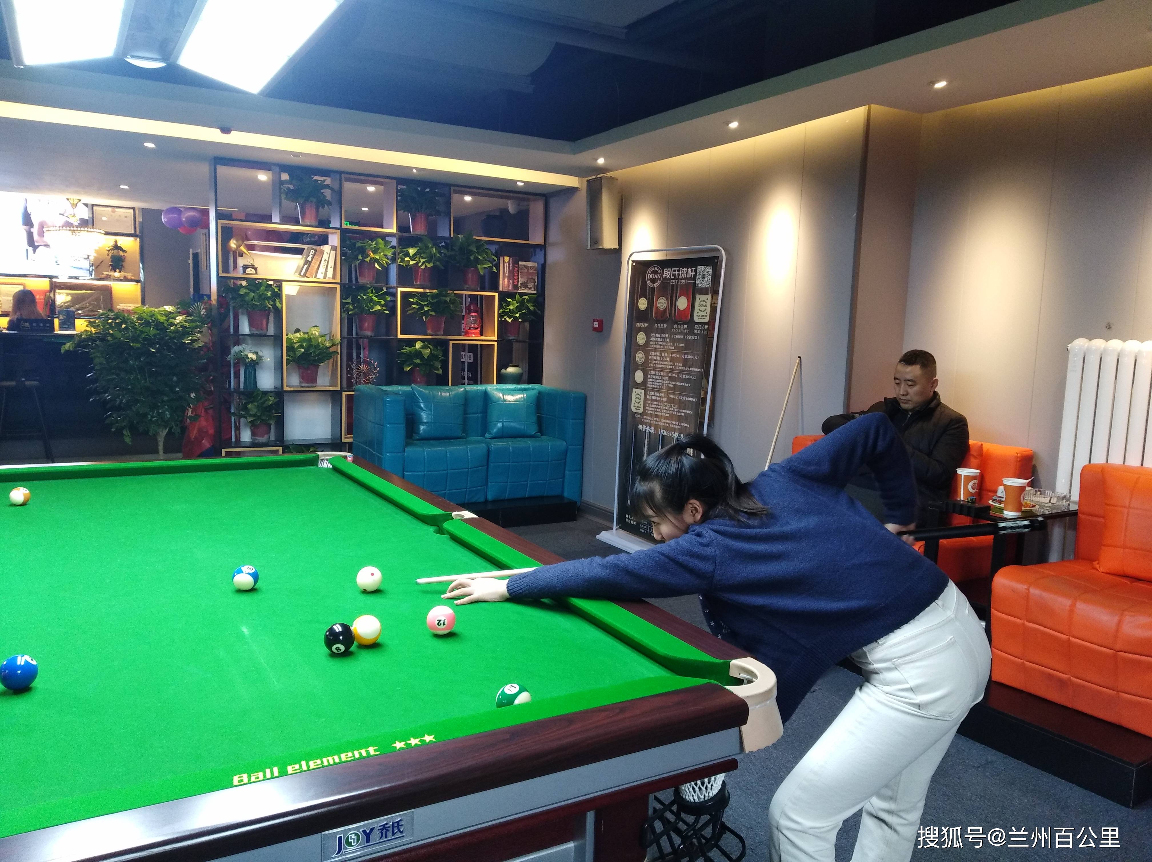 兰州兰贝台球俱乐部开业 靓丽助教与球友切磋引人关注
