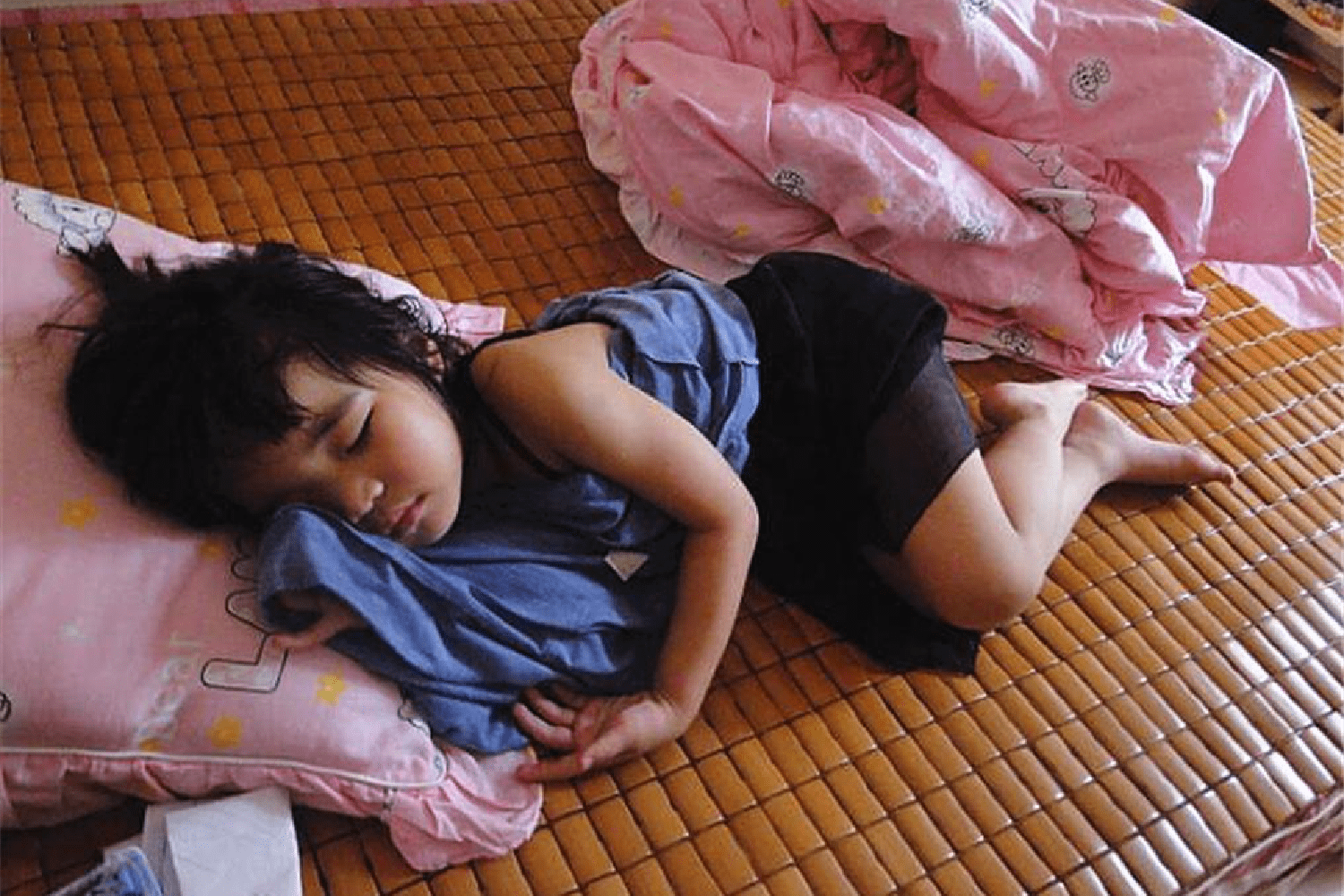 原创被子下宝宝的睡姿有多高难度?掀被子就像开盲盒,全是"惊喜"