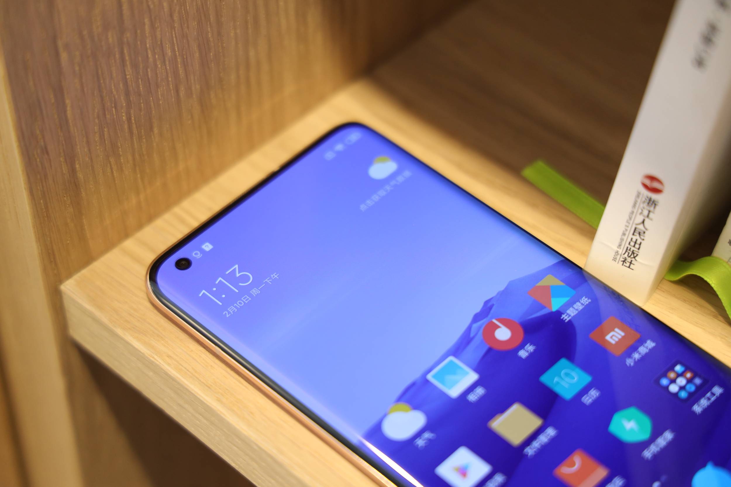 比荣耀v40便宜200元,在性能,拍照和续航方面占据优势,而荣耀v40在屏幕