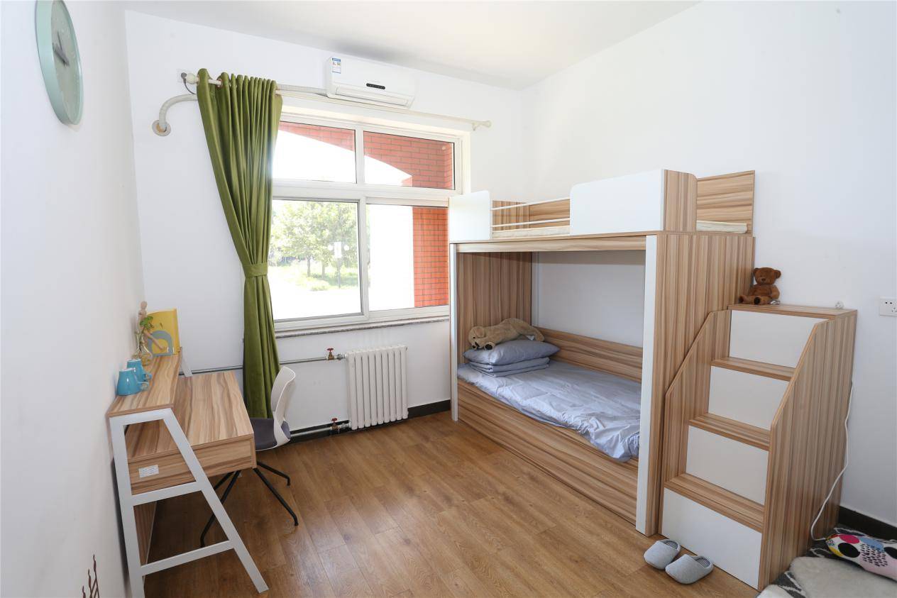 学生公寓学校一直把学生健康放在首位,以保证师生饮食的安全.