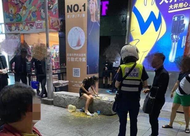 台湾一男子当街泼粪,妙龄女孩被浇满全身,网友:不忍直视!