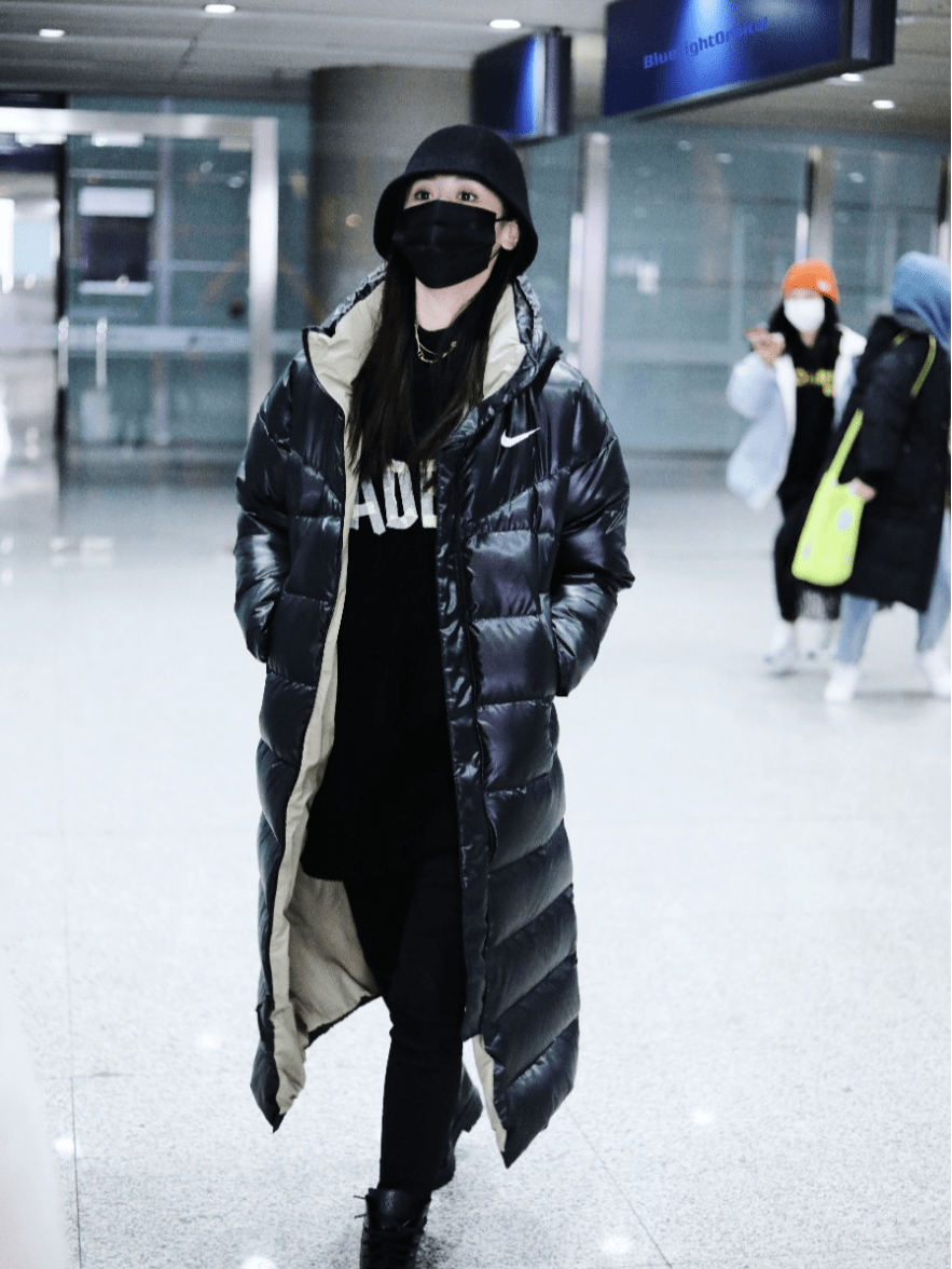 袁冰妍的羽绒服穿搭保暖又显瘦!短款时尚显腿长,长款大气有气场