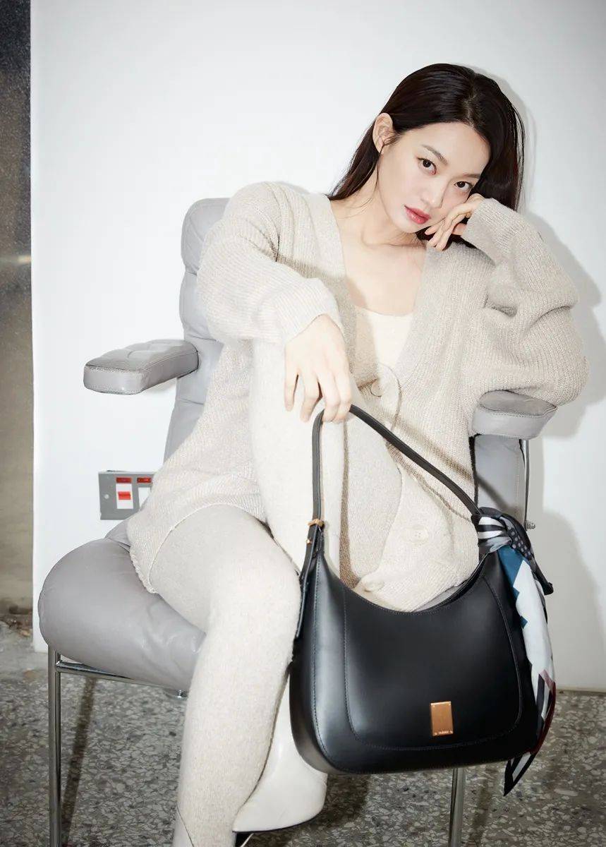 韩国美女申敏儿穿性感红裙!彰显婀娜多姿性感好身材