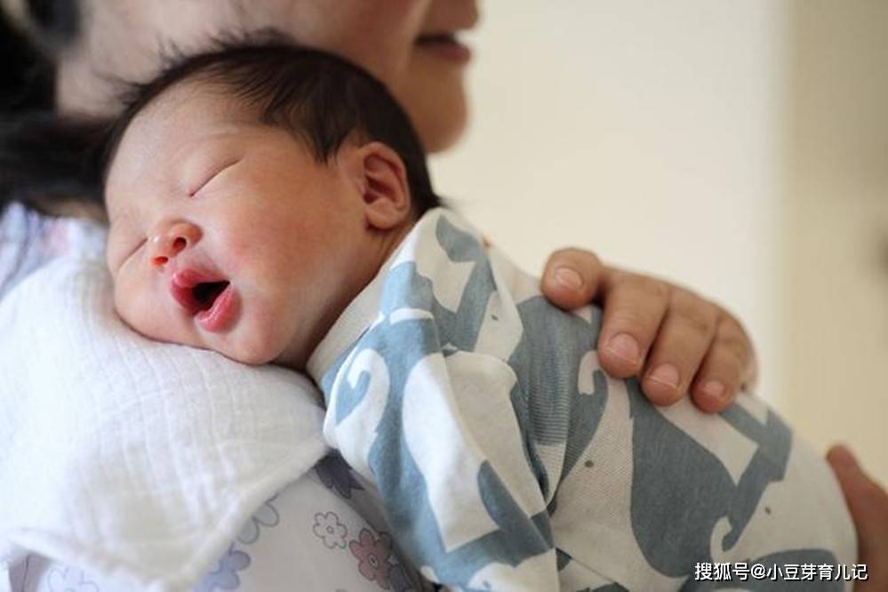如何给宝宝拍嗝教程 99ef98f532ba4307a20f1e2f2f322ca0.jpeg