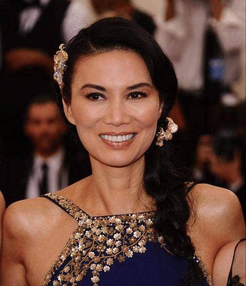 从乡下穷姑娘到养鲜肉富婆,邓文迪的上位史,靠的可不仅是换男人