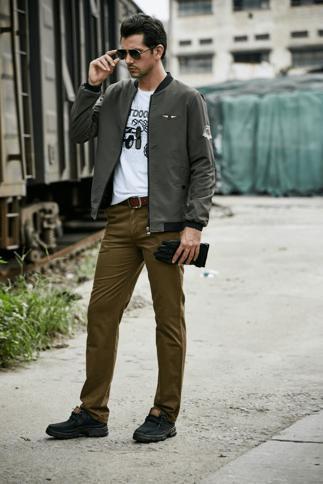 天王就是天王黎明穿黑色套装简约低调身旁王珞丹秒变小迷妹