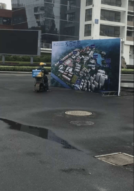 原创
开心一刻:晚上我们一家三口从超市回家,闺女拿着新买的钙片瓶子玩