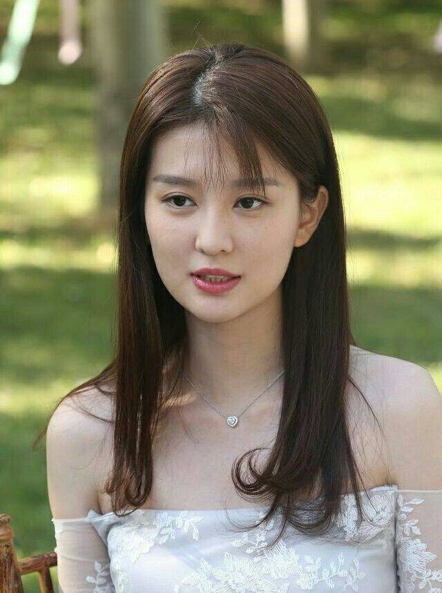 27岁乔欣,容颜俏丽身材有料,性感气质挡不住!