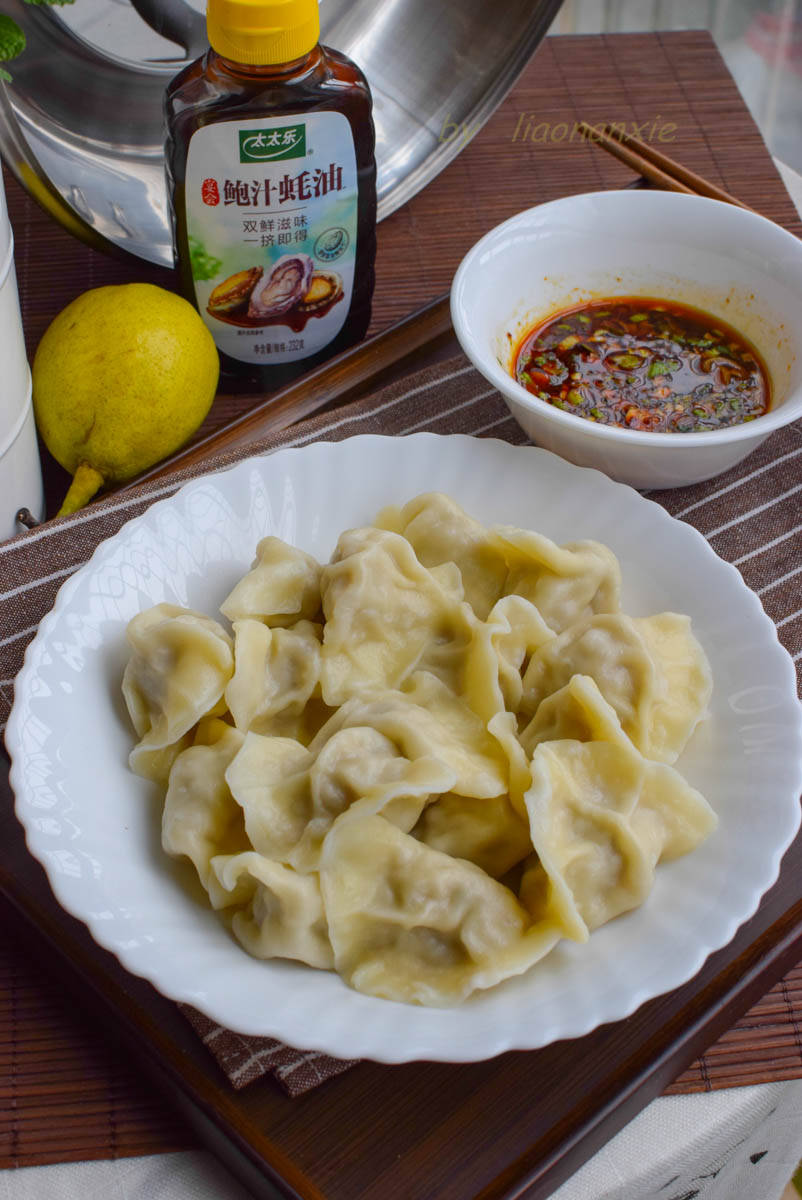 香菜和蒜苗加上辣椒醬,生抽,醋,芝麻油,再加一點兒餃子湯拌均勻得到的