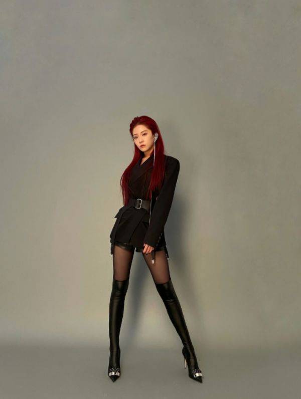 喻言终于对"墨汁靴"下手了,大方秀出电棍腿,怕是队里最细的