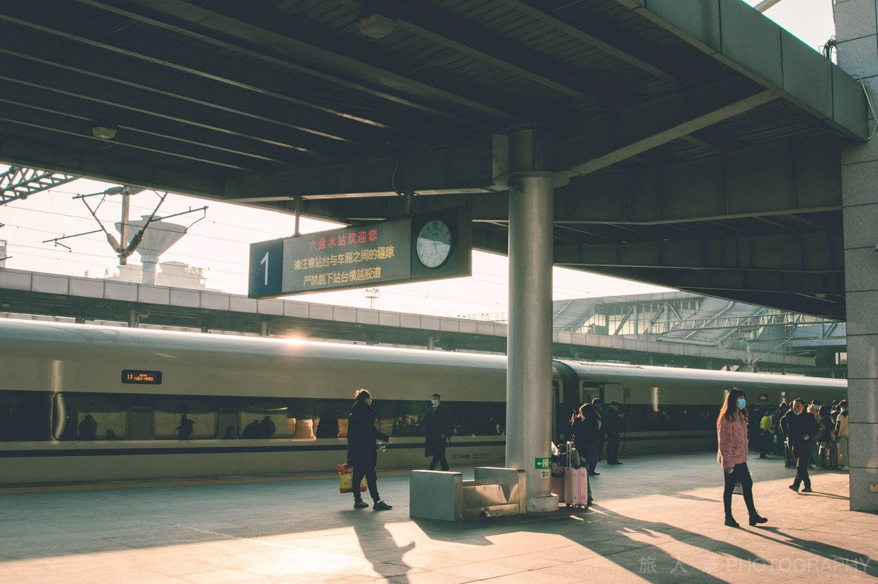 夕阳中的六盘水高铁站,多了一种建筑光影之美感,站台是干净大方,总体