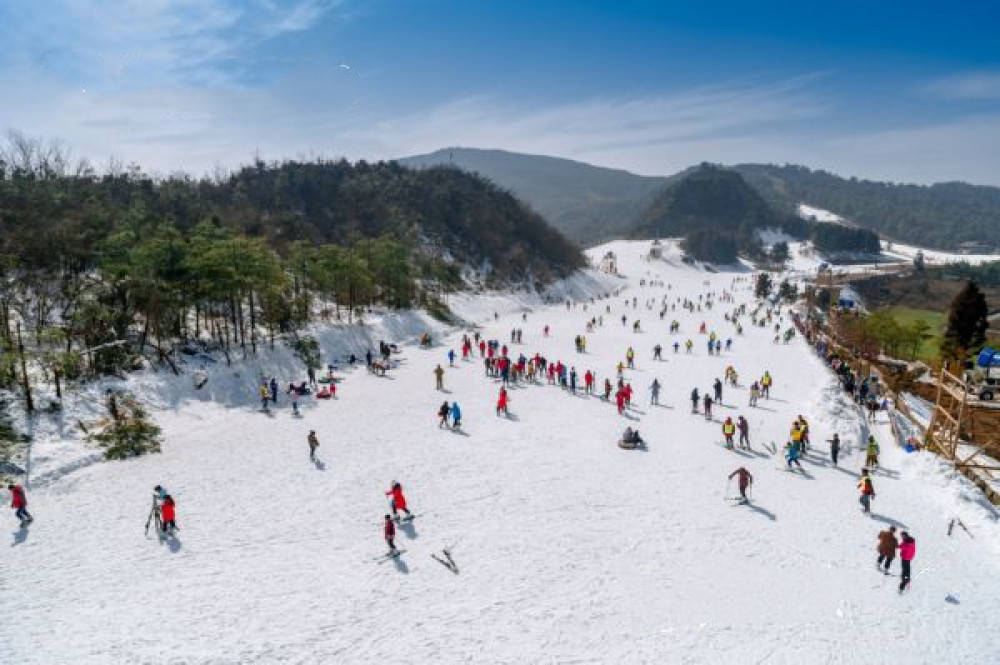 贵州六盘水：致力“避暑康养＋冰雪运动”，让旅游业发展成为“新时尚”