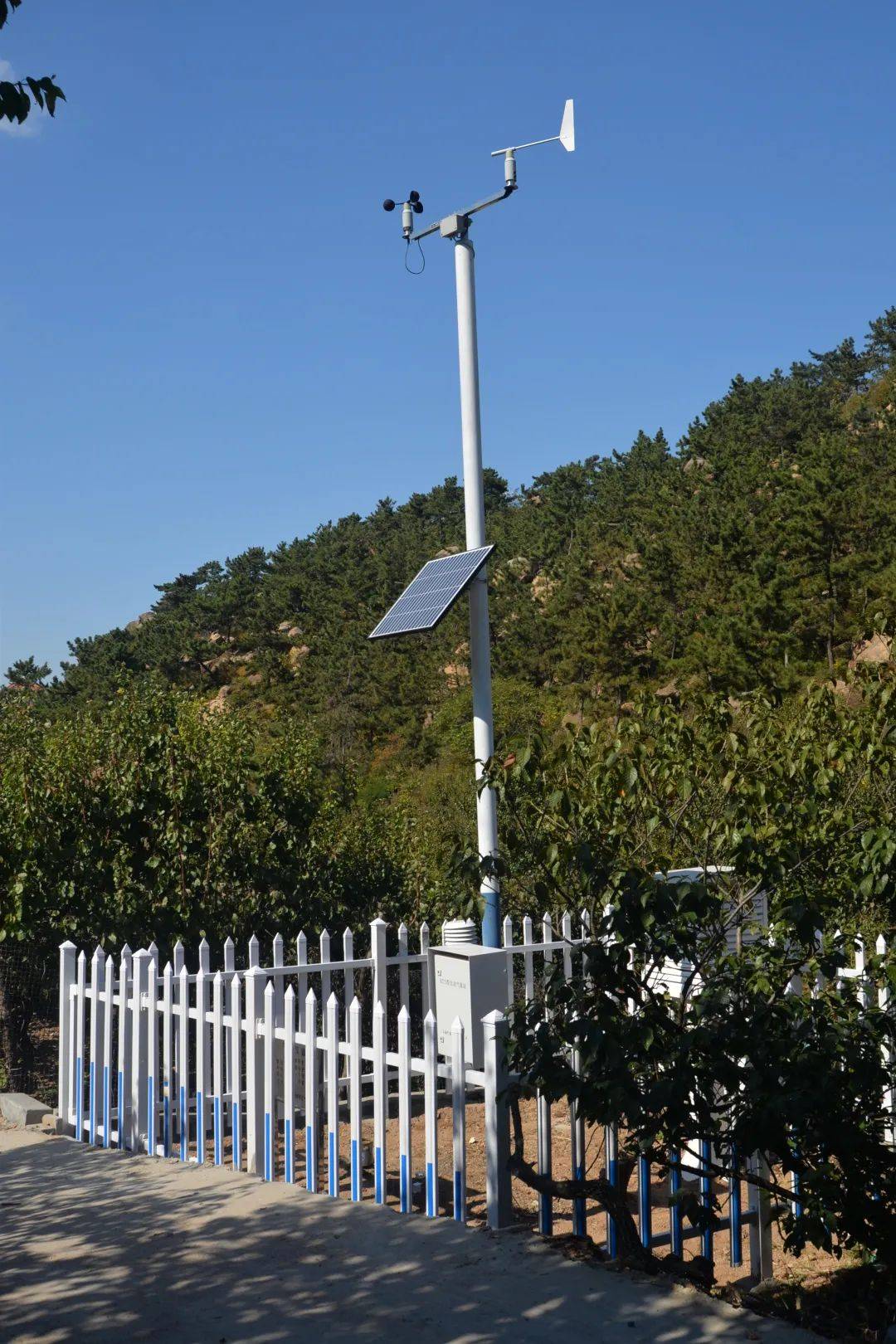 在江西南昌市動物園裡安裝了自動氣象站;在山東青島城陽區野生動植物