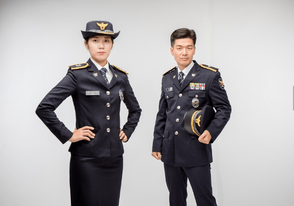 朴河宣主演《青年警察》,宣传韩国新警服,蓝绿色衬衣更平易近人