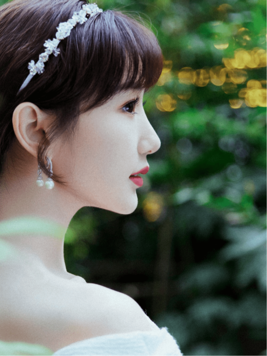 毛晓彤简直是"人间白月光"!一袭白色长裙搭碎钻发箍,优雅恬静