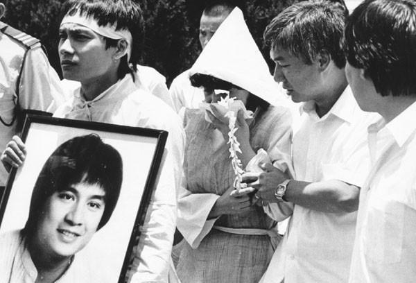 然而甄妮对傅声念念不忘,四年后在美国用冷冻精子秘密产下女儿甄家平