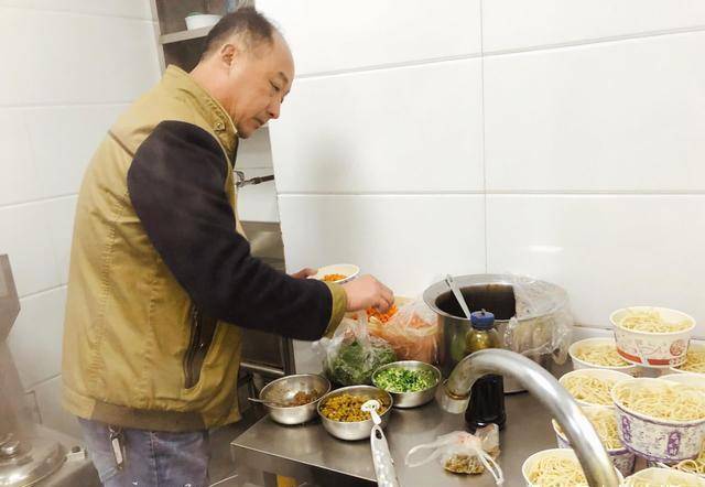 湖北武汉“最奇怪”的美食，吃起来又干又腻，外地游客：无法下咽