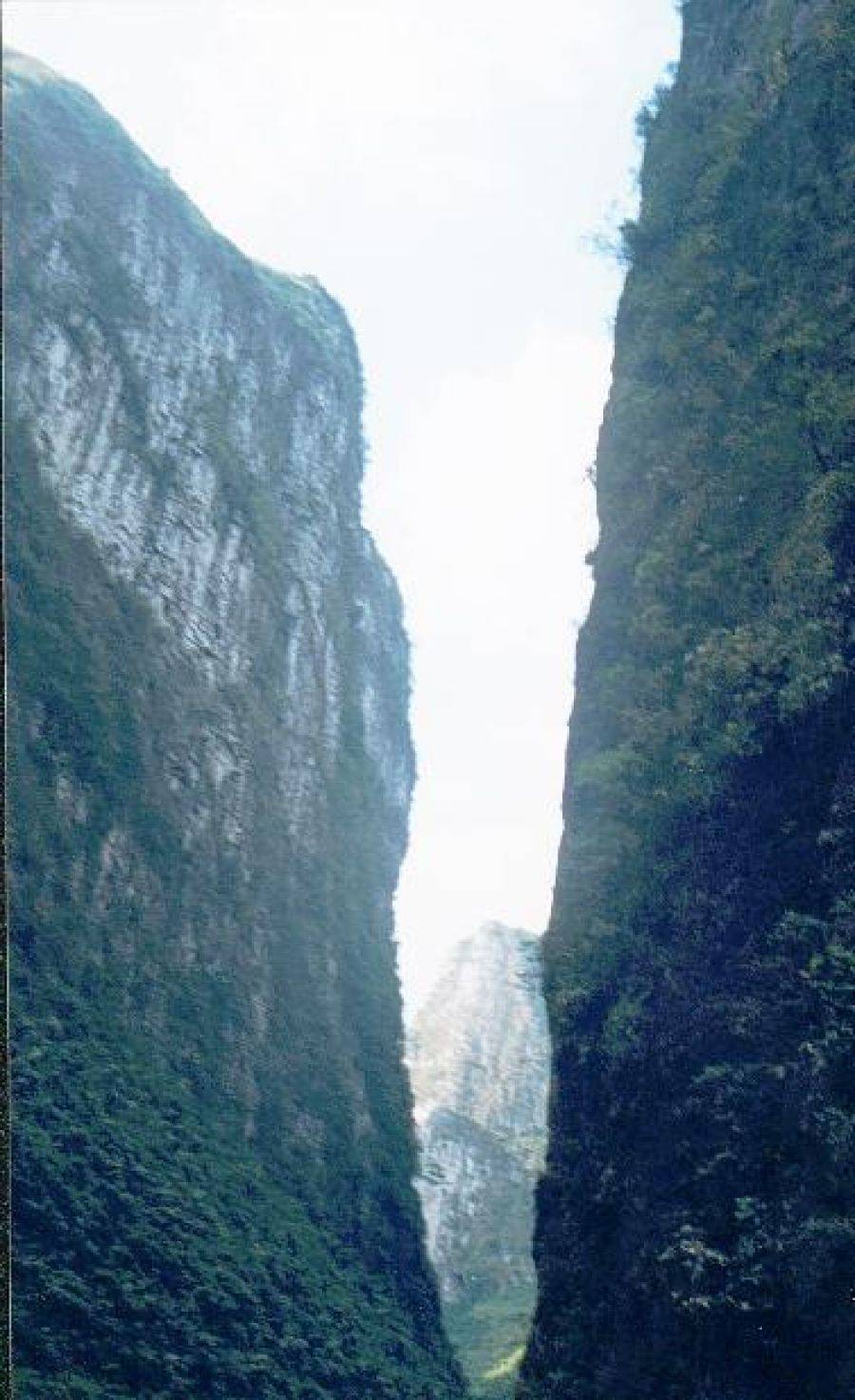 广西大山惊现一线天，穿过一线天，就像跨过天堂的大门一样奇妙！