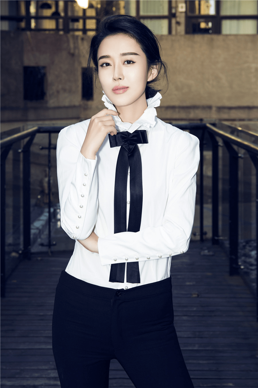 原创颜丹晨美得真惊艳穿粉色和红色拼接连衣裙简约洋气超好看