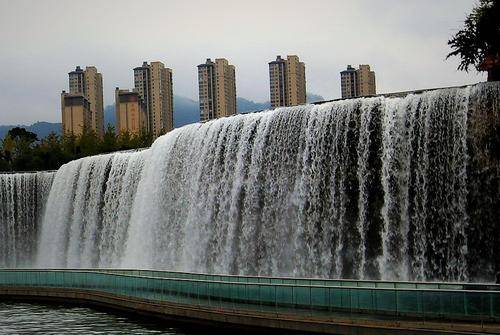 亚洲最大的“人造瀑布”：景色十分震撼免费开放，就在我国昆明！