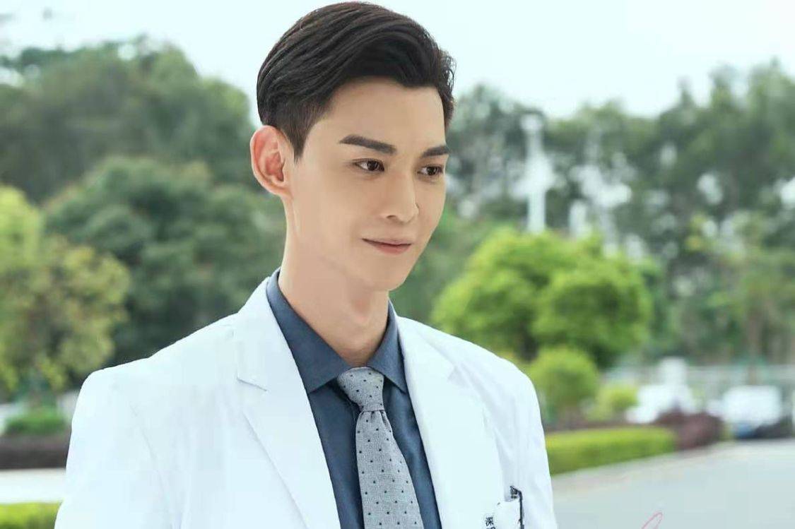 在《我的小确幸》原著中,温少卿(唐晓天饰)是温润如玉,风度翩翩的形象