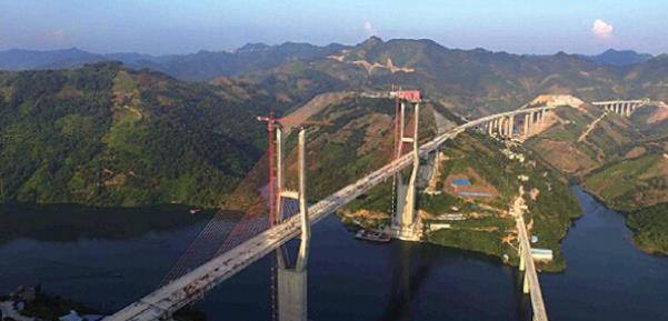 中国耗资超10亿建成的北盘江大桥，全长超1300米，时速80公里