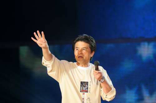 62岁毕福剑商演捞金,对女粉丝摸手又摸头,风光半辈子彻底凉了?