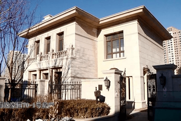 标的别墅位于天津市西青区绥江道与烟波路交口东南侧,距离地铁梅江