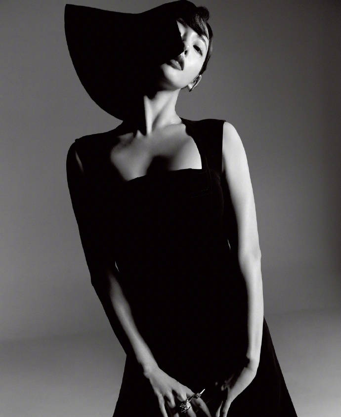 张嘉倪拍暗黑风格大片戴夸张礼帽更添俏皮可爱