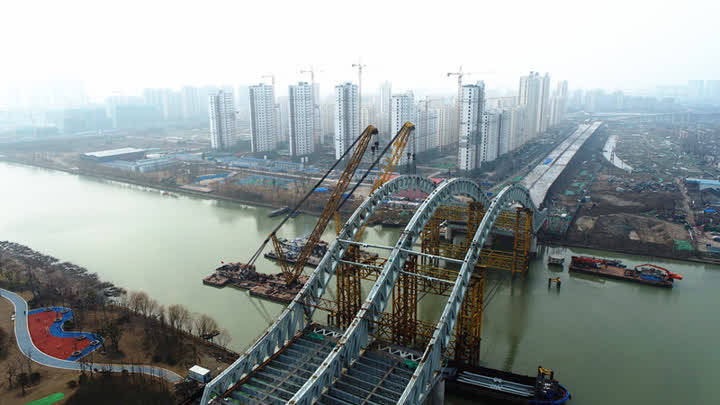 完美画弧！扬州万福快速路跨京杭运河大桥拱肋全部合龙