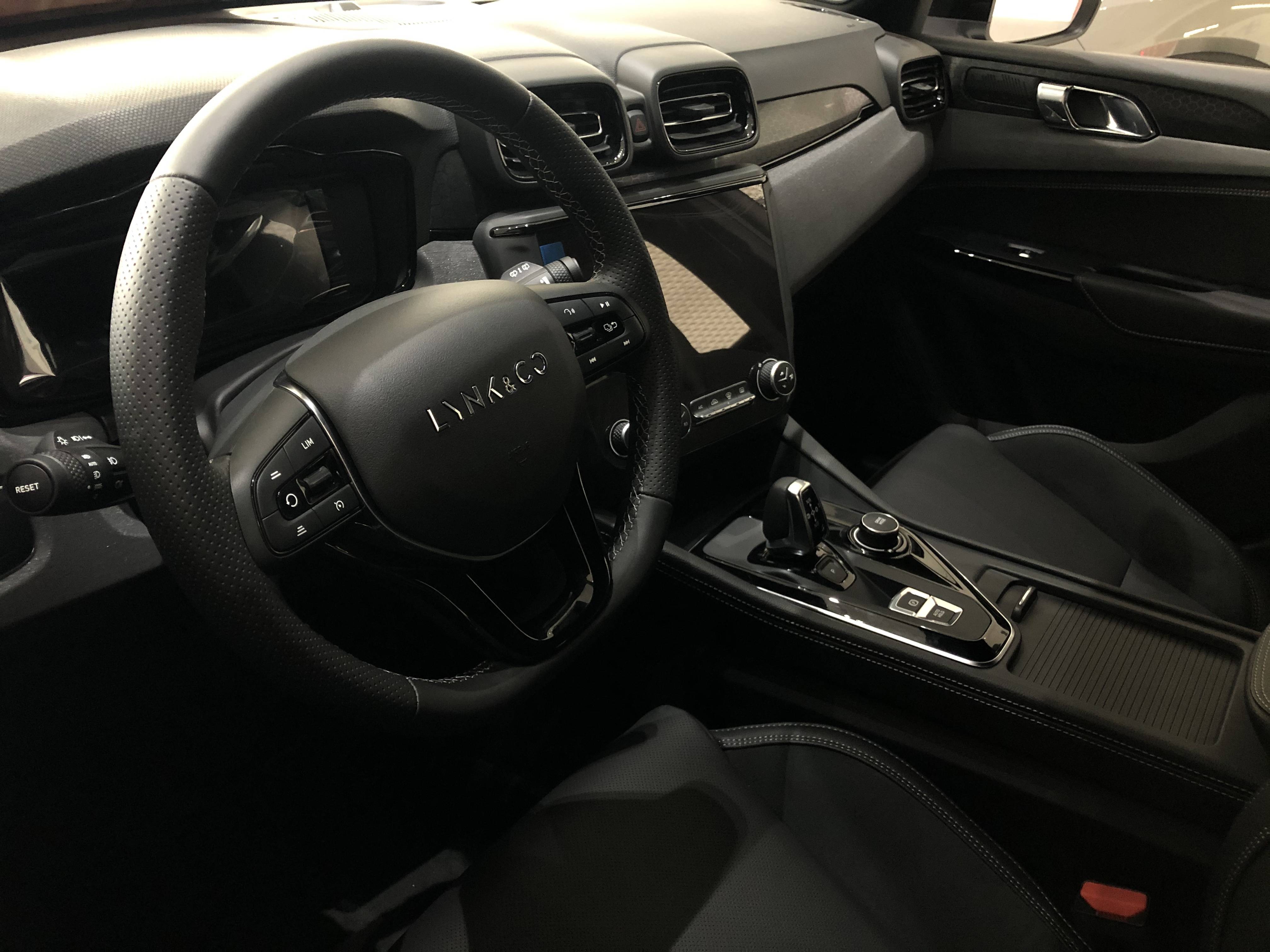 入门级新车,领克02值得入手_方向盘