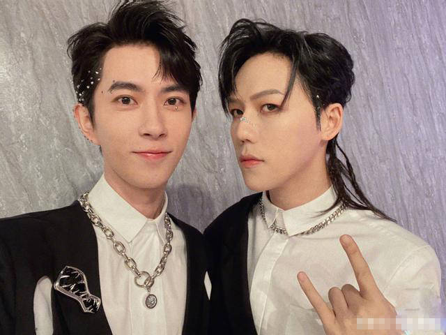 于朦胧左眼受伤模样恐怖,他本人对此感到无语,刘维的评论很暖心