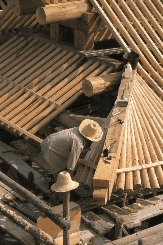 古代建築主要是木構架結構,即採用木柱,木樑構成房屋的框架,屋頂與