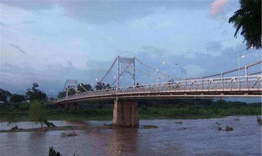 洪都拉斯大桥在建成后，经历了一场飓风，河却自己转移了！