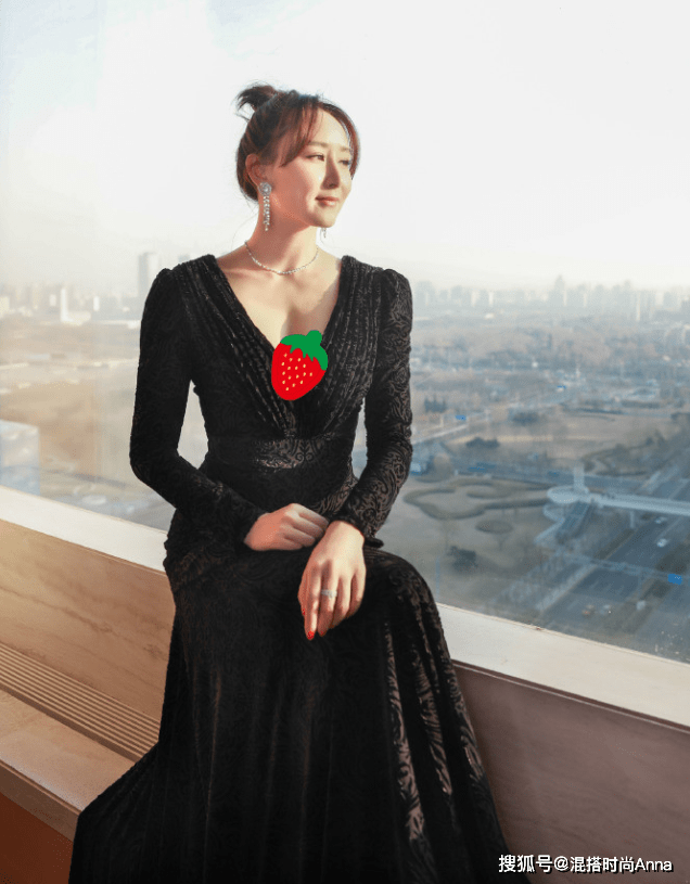 原创阔太胡静气质真好!一袭红色连衣裙高级优雅,38岁依旧少女感十足