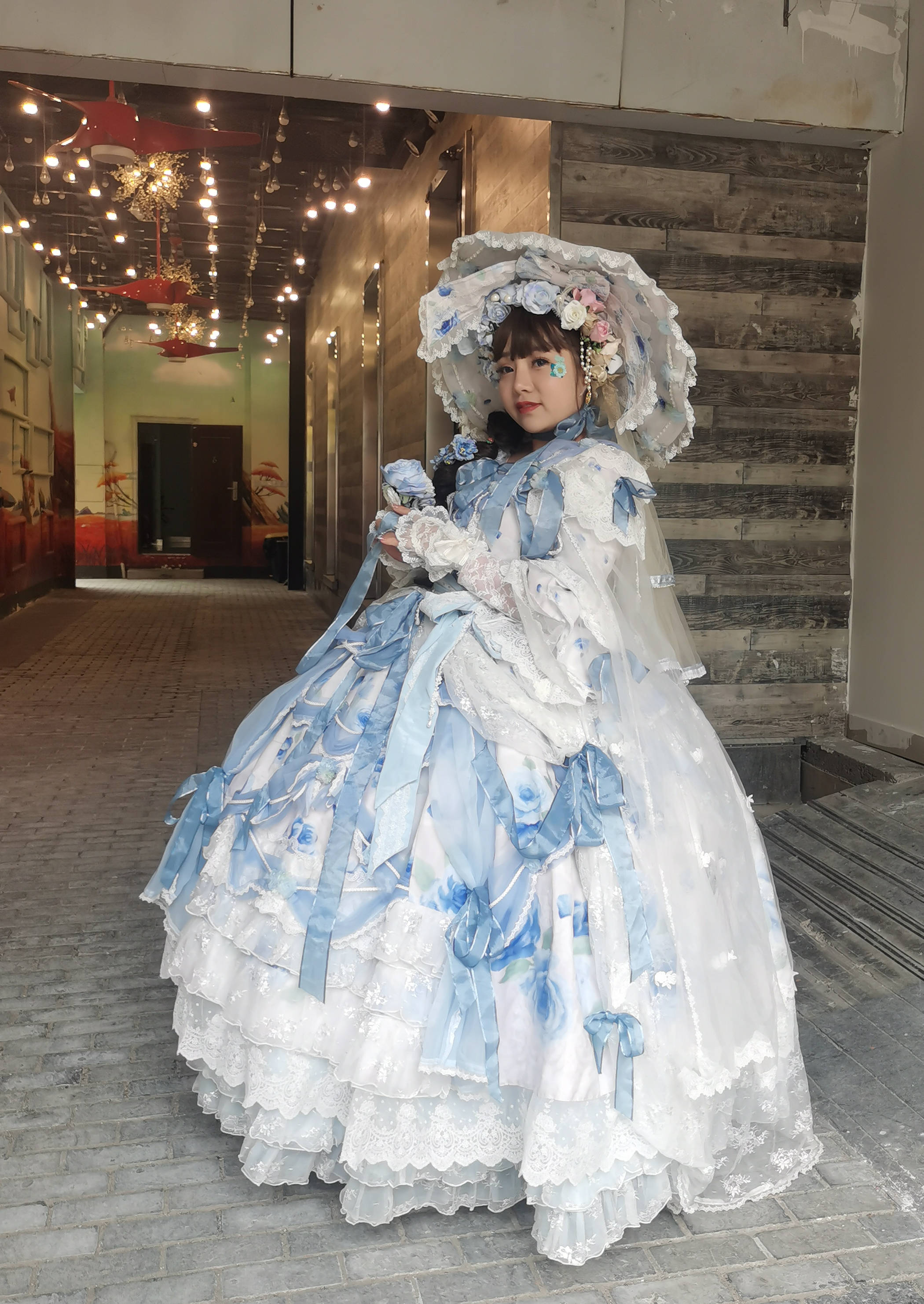 lolita博主妞妞给我们普及知识点:对于lolita女孩来说,不戴头饰就相当
