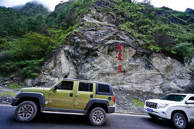 西藏边境深山有个将军崖，路险峻瀑布咆哮，游客经过都会下车致敬