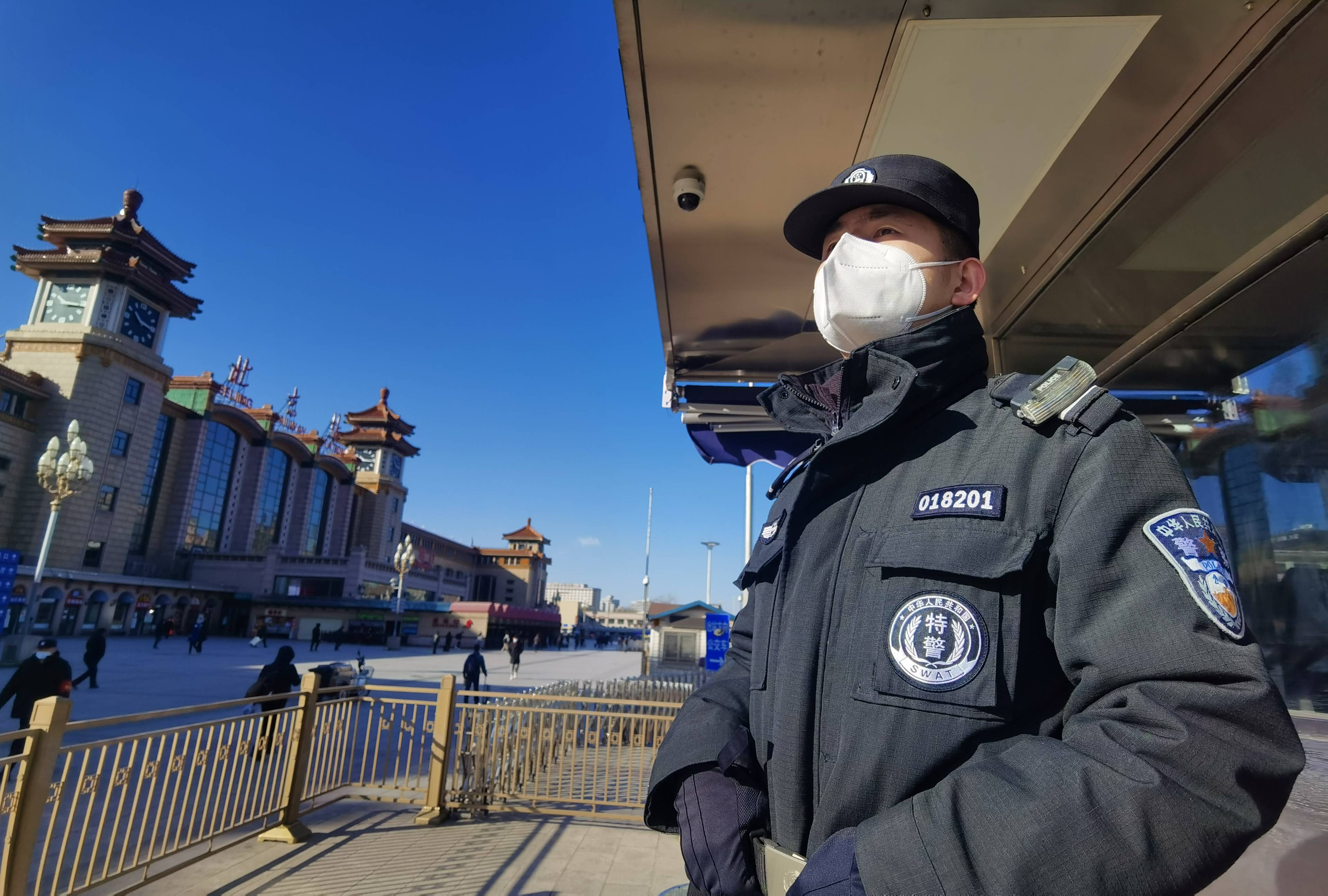 春运首日北京铁警在六大火车站开展安全宣传