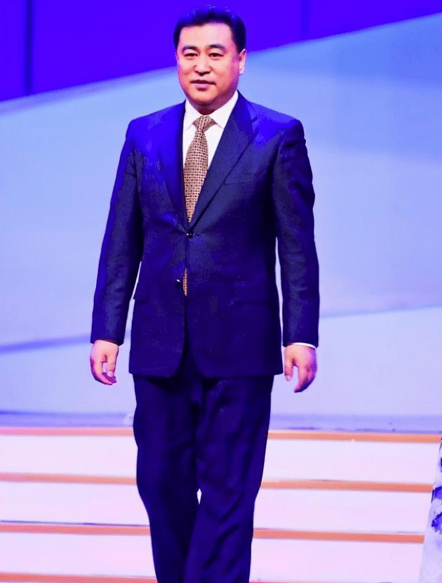 他是清华校长之子,任央视主持32年零失误,年过半百仍孑然一身