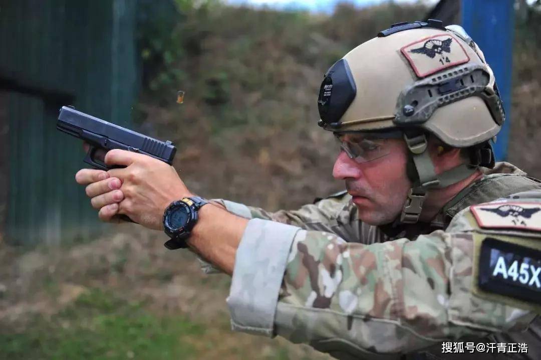 沙漠之鹰威力大射程远为何各国士兵宁用普通手枪也不用它