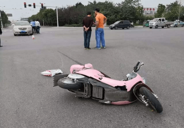 原创电动车闯红灯与汽车相撞,电动车主:我是"弱势群体",要受照顾