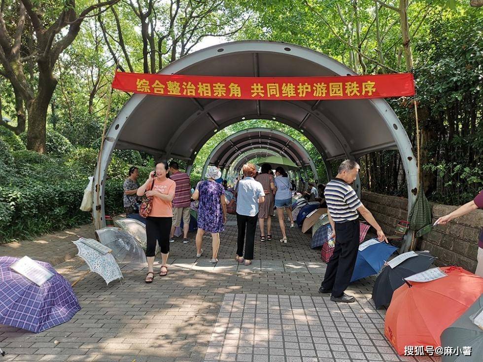 上海市區人民公園因相親角火遍全網只在週末營業讓人大開眼界