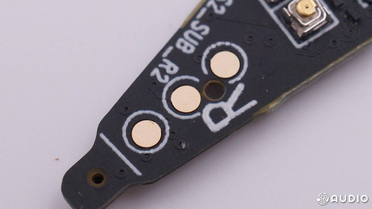 连接入耳检测fpc的金属弹片,顶部是连接主板的btb连接器.