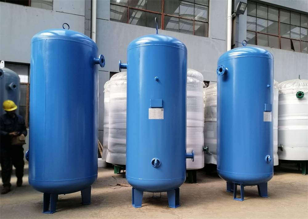 按国家相关规定,每台储气罐出厂都必须配有质量保证