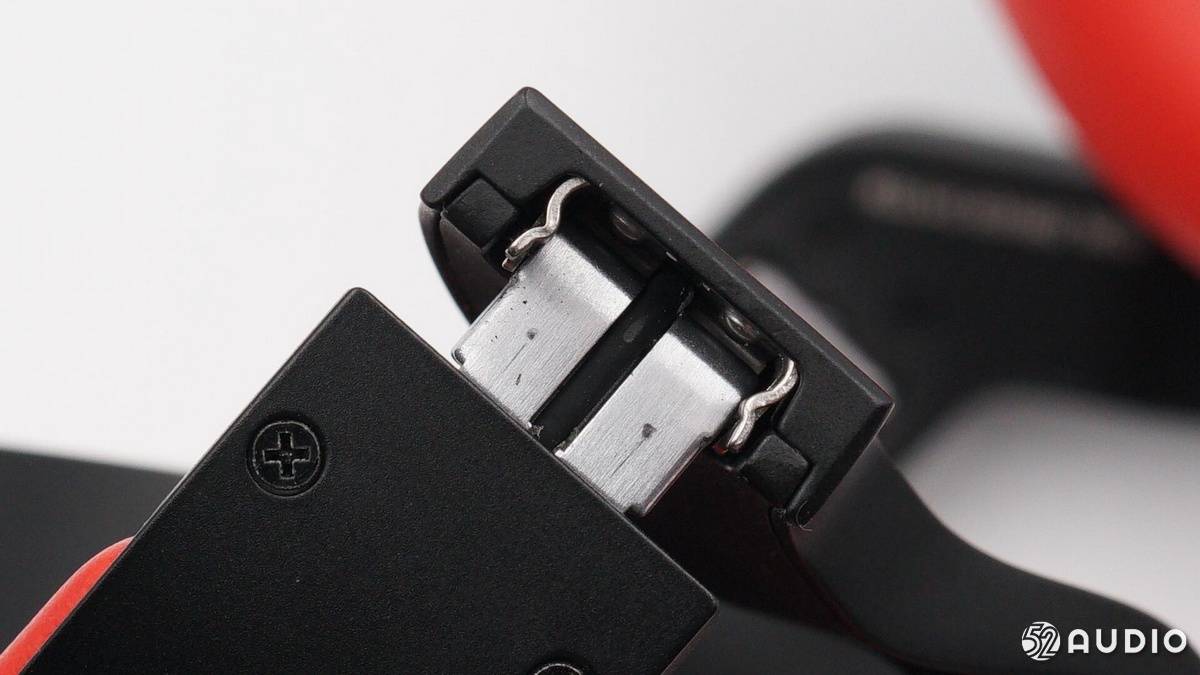 耳机转轴结构特写,采用了l型独特设计.